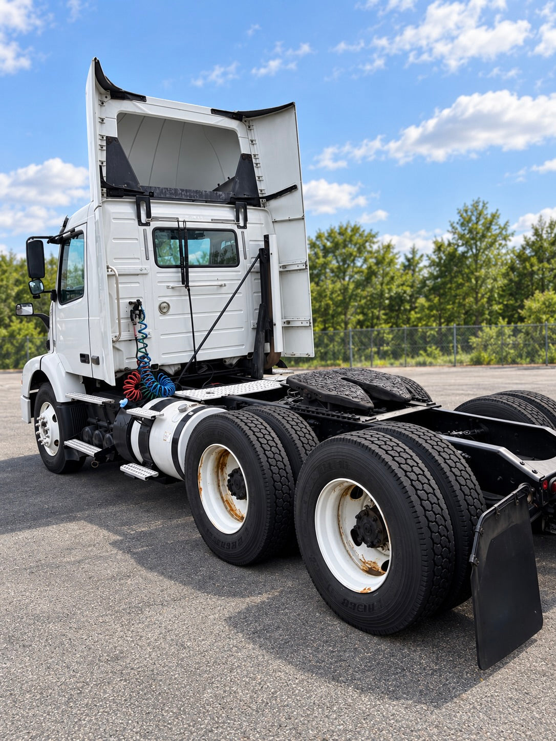2015 Volvo VNM64 Tractor – White – 340,049 Miles-thumbmail-3