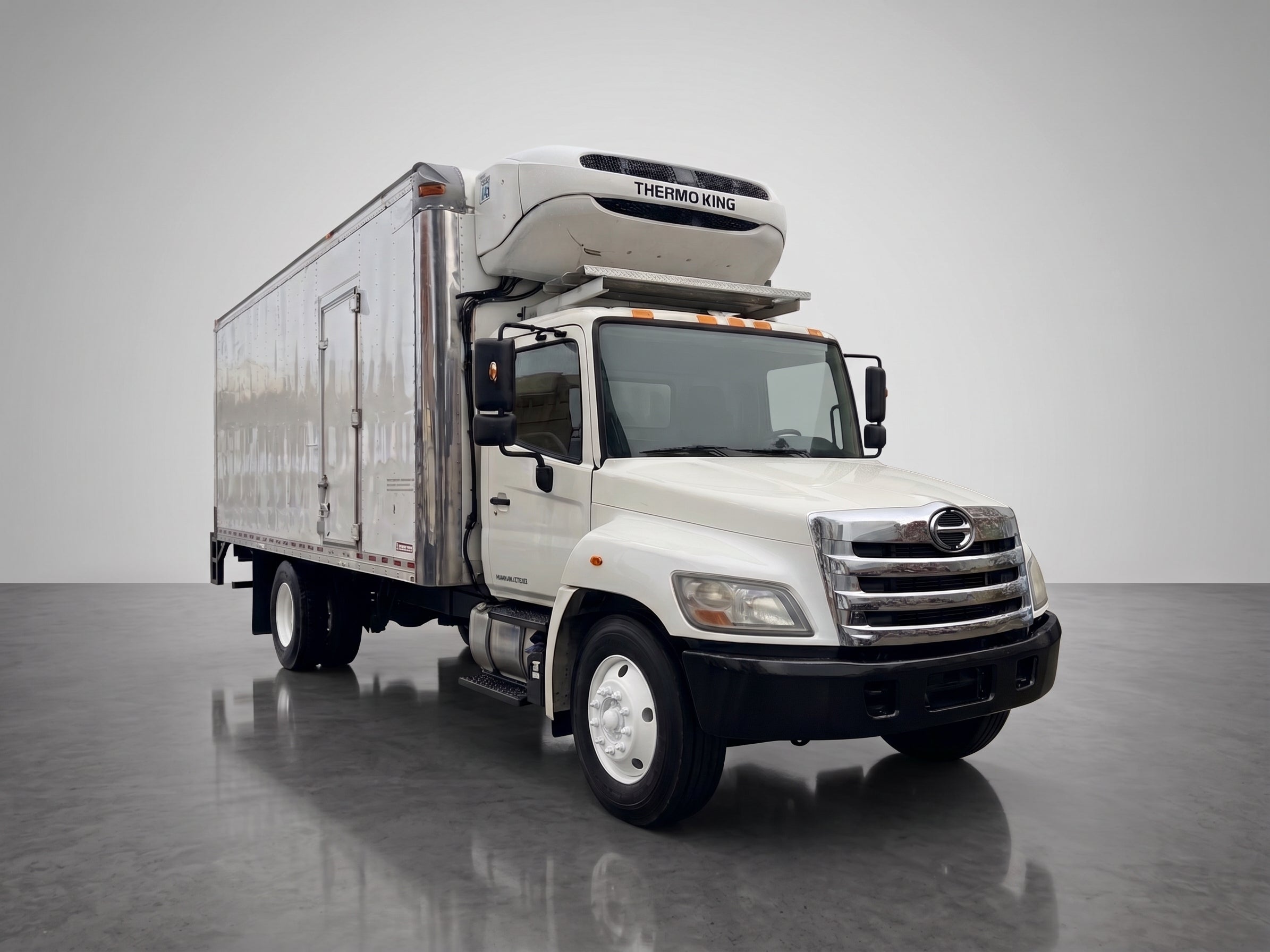 2013 Hino 338 Reefer – 121,210 Miles | 26' Premium Morgan Body | Thermo King | Heavy-Duty Liftgate-thumbmail-1