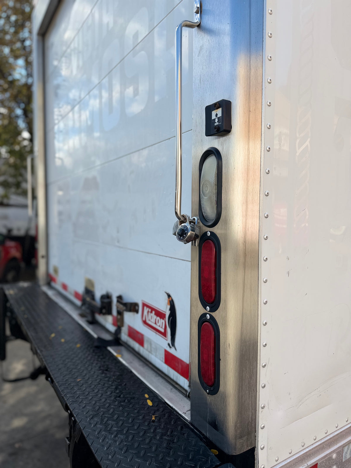 2019 Hino 195 18' Kidron Reefer Truck – Thermo King TK680R-50 – Liftgate-thumbmail-9